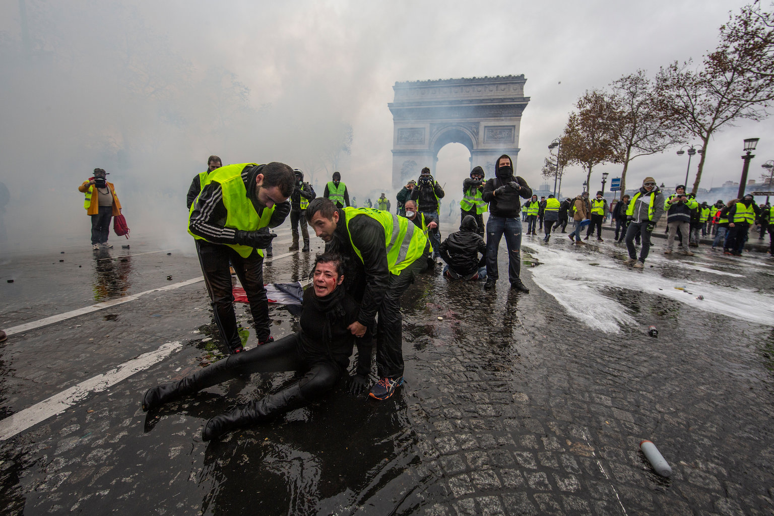 Una mujer yace herida en el suelo tras el impacto de un cañón de agua en los enfrentamientos con la policía parisina (GettyImages)