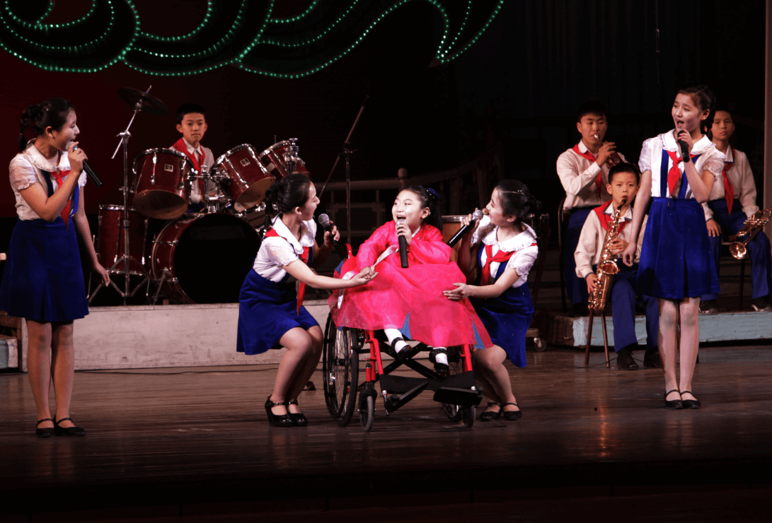 Una niña con discapacidad canta con su compañeras en Corea del Norte. (AP, archivo) 