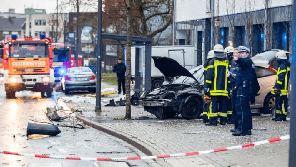 Vehículo embiste a multitud en Alemania; un muerto