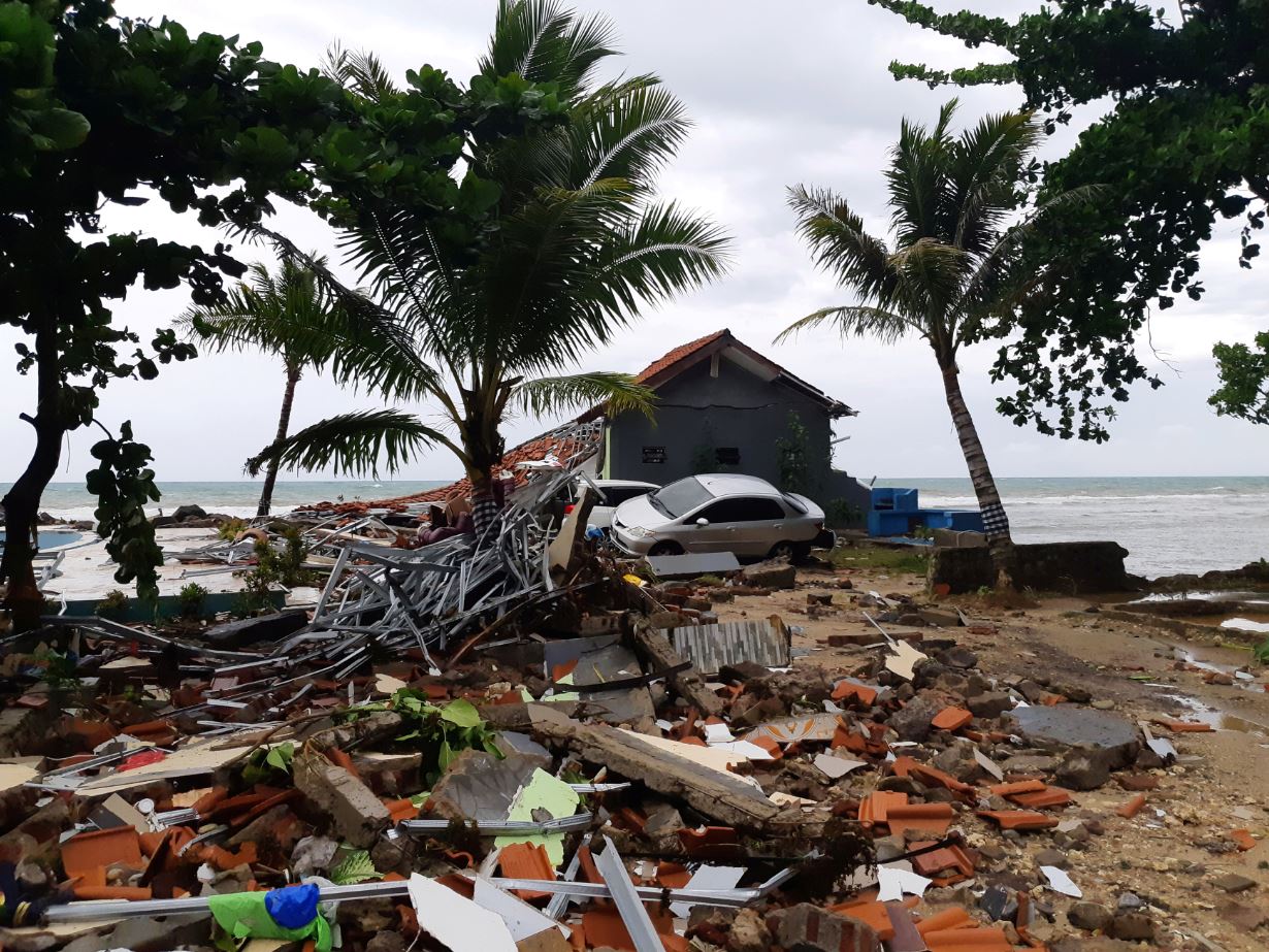 Video Momento en que tsunami arrasa concierto en Indonesia