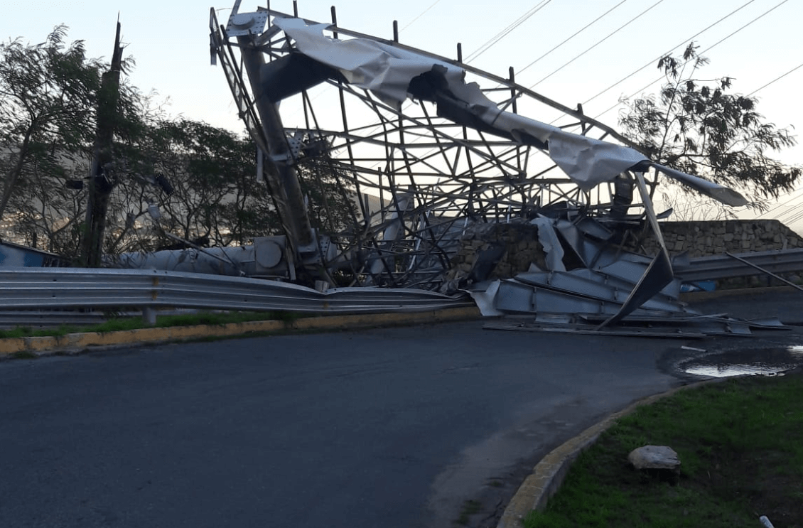 Vientos fuertes derriban postes y espectaculares, desalojan Torre Administrativa en Monterrey