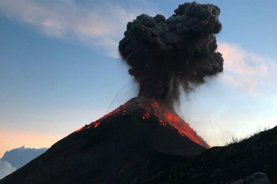 Video Volcán de Fuego expulsa lava sorprende excursionistas