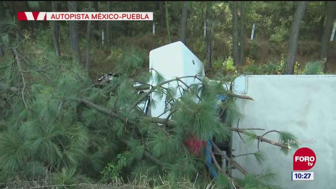 Vuelca camión con peregrinos en la autopista México Puebla; no hay heridos