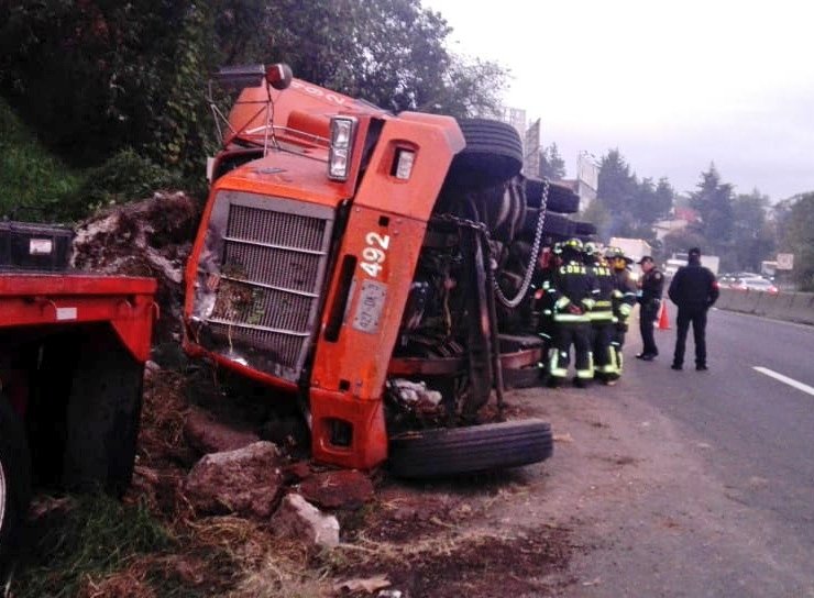Caos vial por volcadura de tráiler en la carretera México-Toluca
