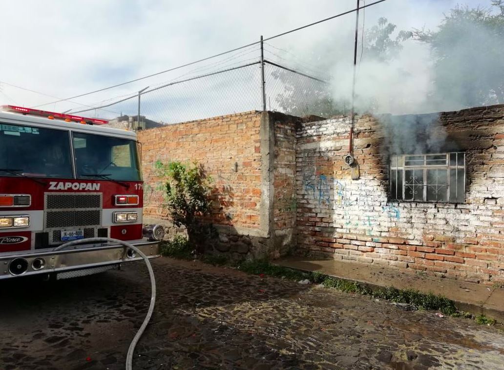 Mujer rescata a sus hijos de un incendio en Zapopan, Jalisco