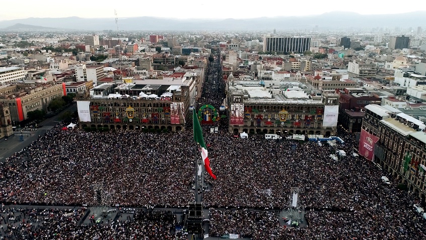 AMLOfes: Miles de personas asisten al Zócalo