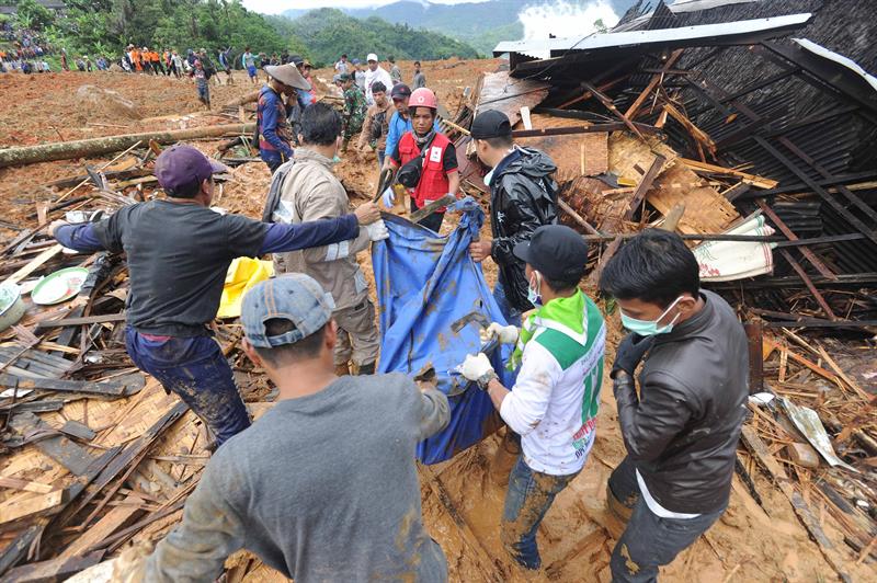 Indonesia: Al menos 9 muertos y 38 desaparecidos por deslizamiento de tierra