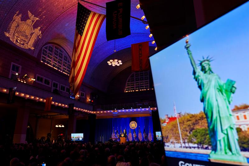 Gobernador de Nueva York avisa a Trump que jamás apagará la antorcha de la Estatua de la Libertad