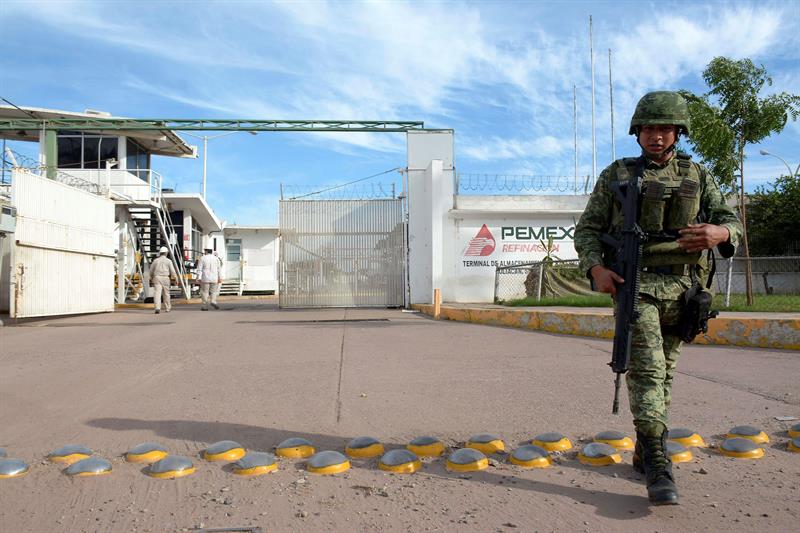 Fuerzas Federales toman el control de las refinerías de Pemex