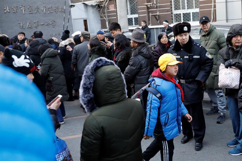Hombre hiere a 20 niños en una escuela de Beijing