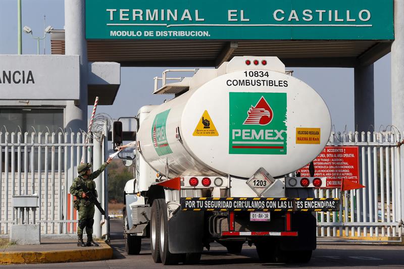 Pemex acepta ayuda de transportistas privados para distribuir gasolina