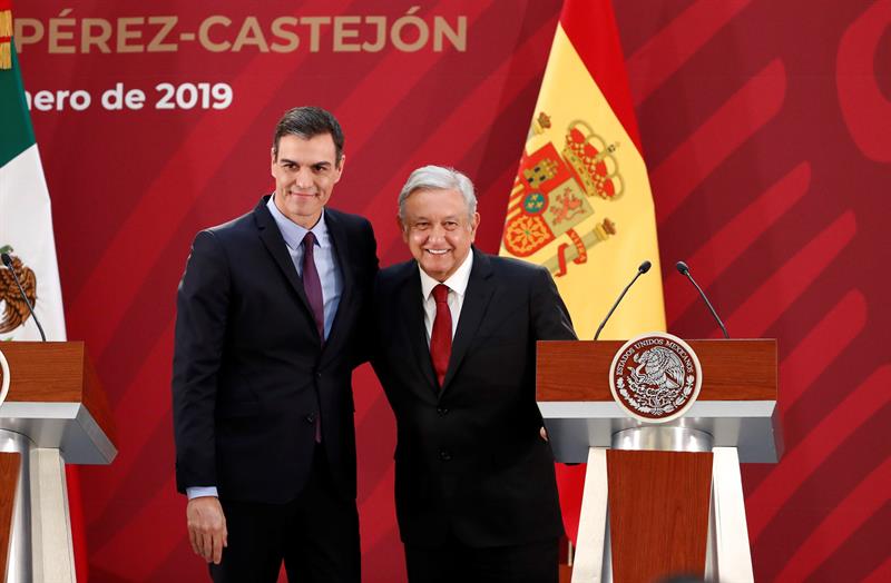 Presidente del Gobierno español regala a AMLO acta de nacimiento de su abuelo