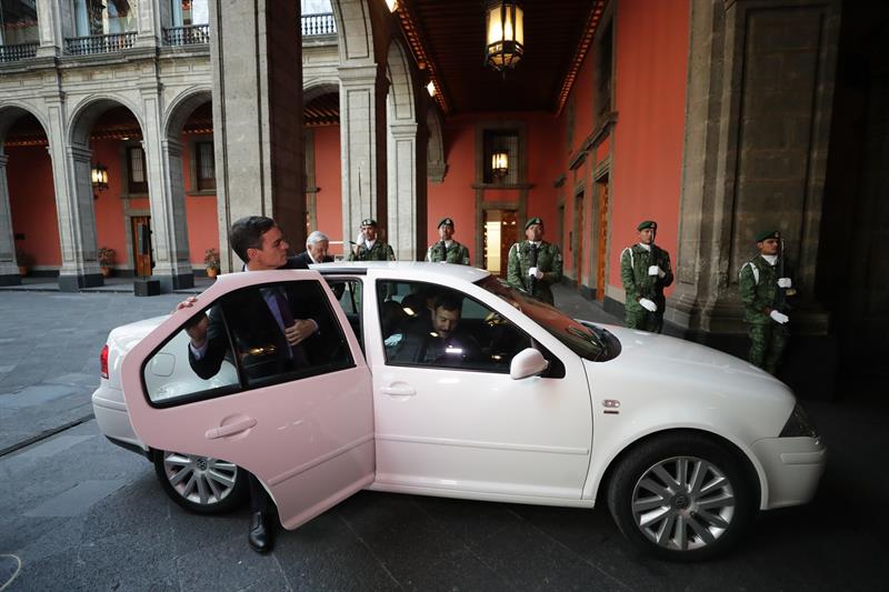 Presidente del Gobierno español viaja con AMLO en el jetta blanco