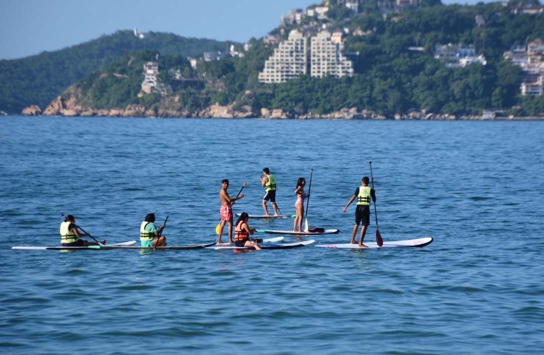 Turistas disfrutan del intenso calor de Acapulco