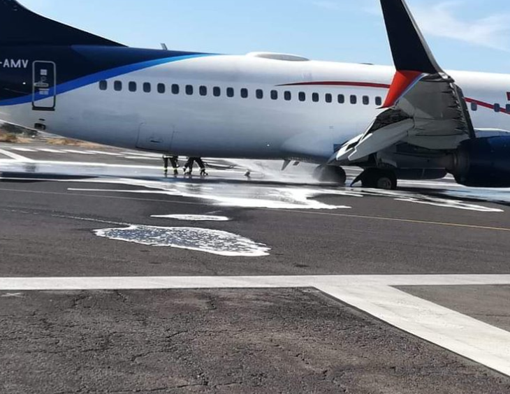 Desalojan avión en Guadalajara por incendio de neumático