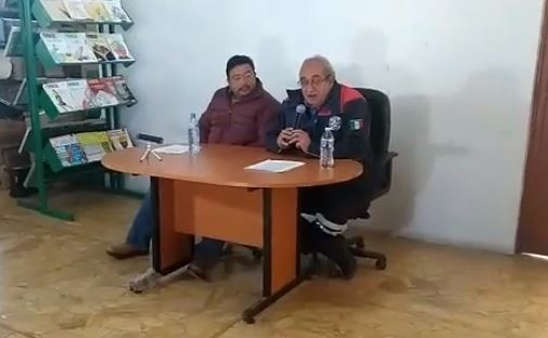 FOTO: El alcalde de Tlahuelilpan, Hidalgo, Juan Pedro Cruz, y el director de Protección Civil municipal, Ángel Barañano, informan sobre depósito de combustible, México, 23 de enero de 2019