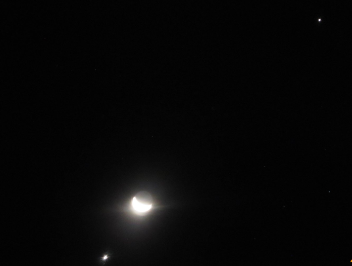 Sorprendente alineación de Venus, la Luna y Júpiter