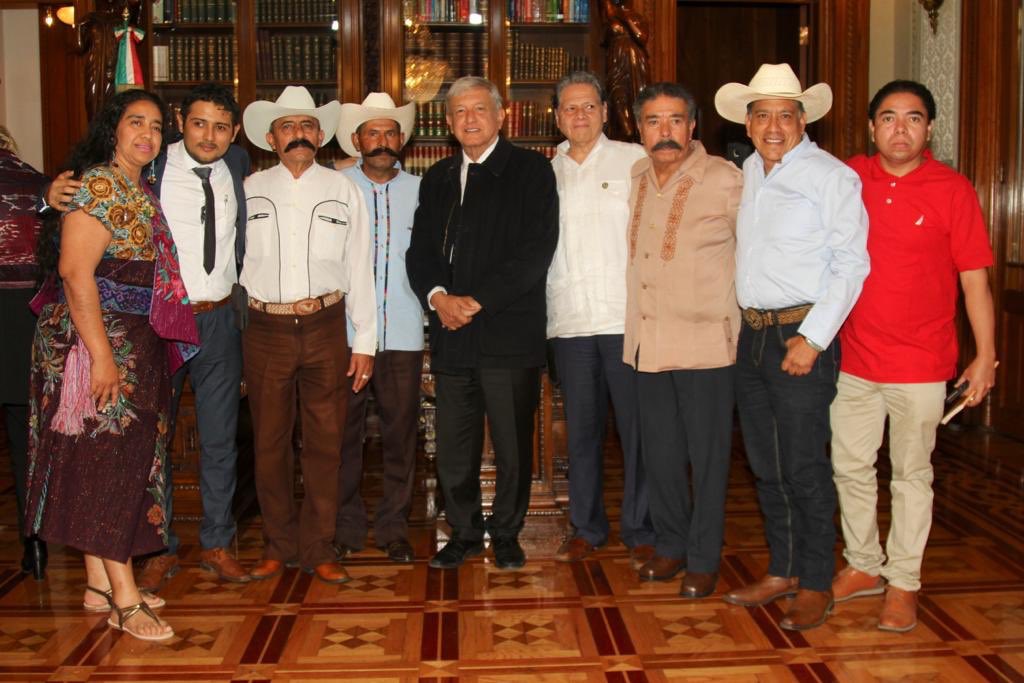 López Obrador de reúne con familiares de Emiliano Zapata