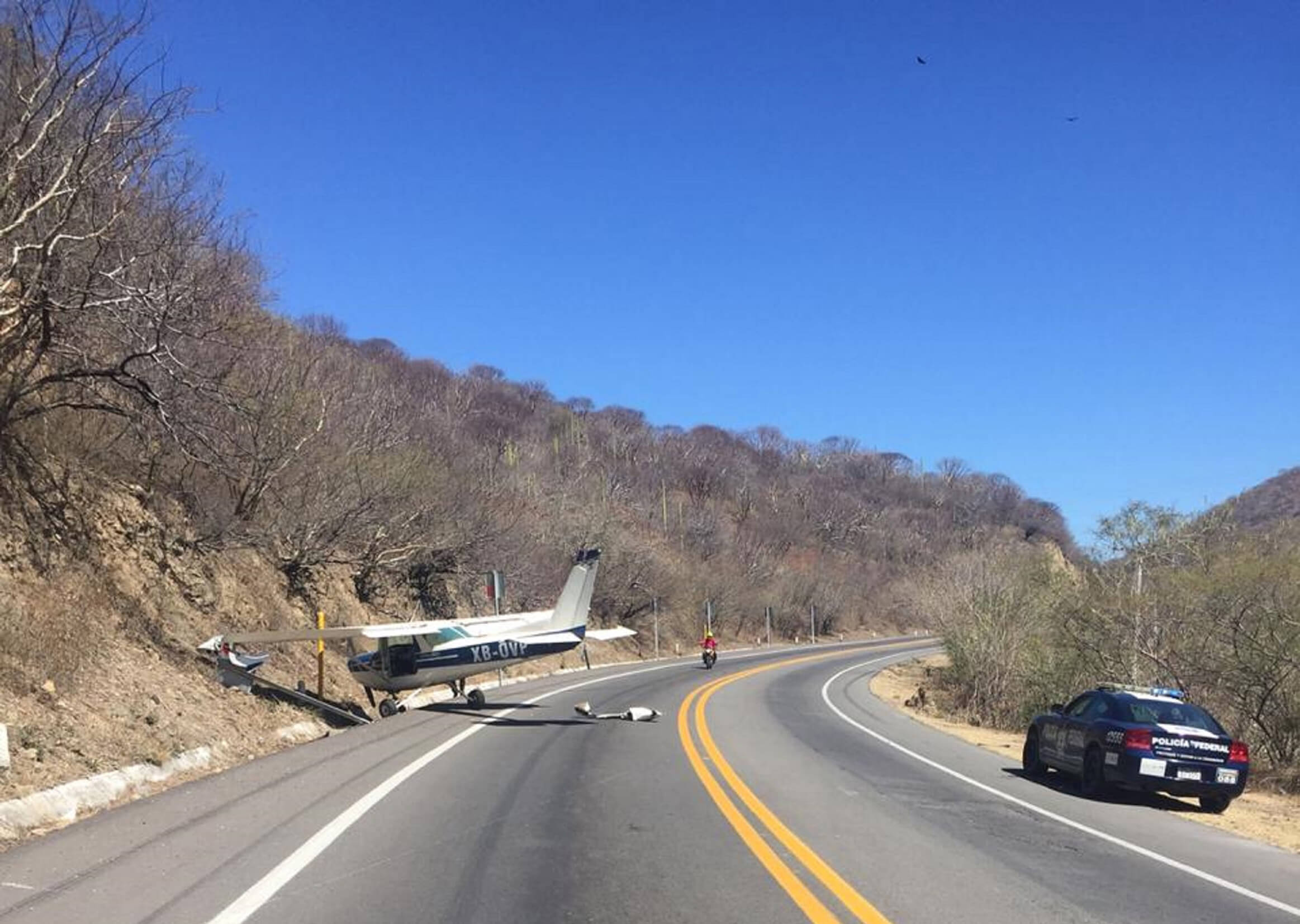 Foto: Avioneta aterriza de emergencia en carretera Chilpancingo-Iguala. 30 de enero 2019. Notimex