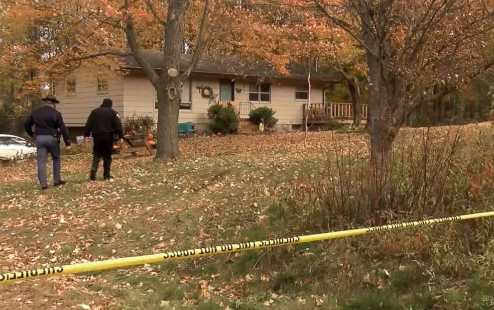 Autoridades en la casa de James y Denise Closs tras su asesinato en octubre de 2018 (ABC News)