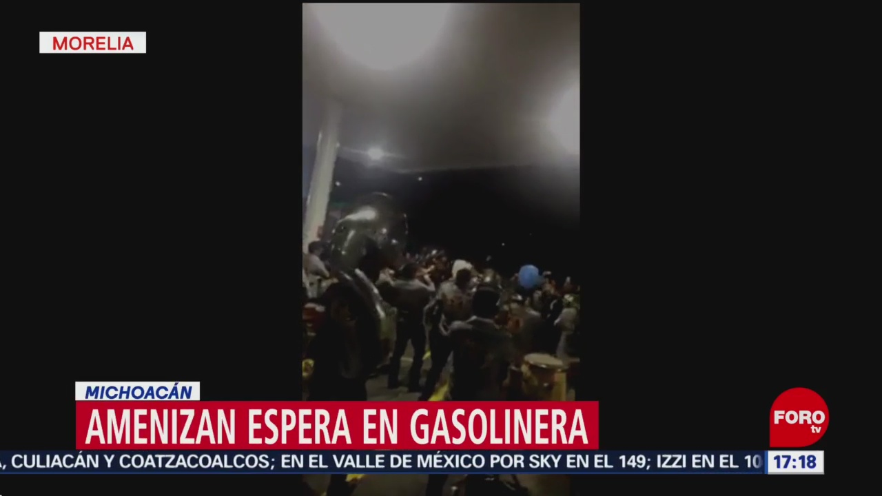 Banda ameniza espera en gasolinera de Michoacán