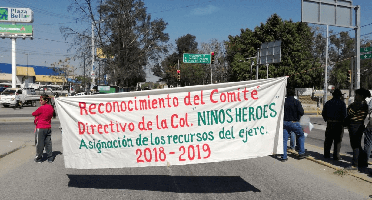 OTO Bloqueo de vecinos de Atzompa en Plaza Bella de Oaxaca 29 enero 2019