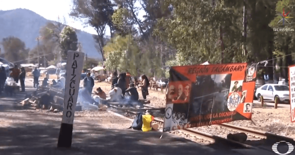 FOTO AMLO llama a maestros a terminar bloqueos en Michoacán/ Pátzacuaro, Michoacán enero 2019
