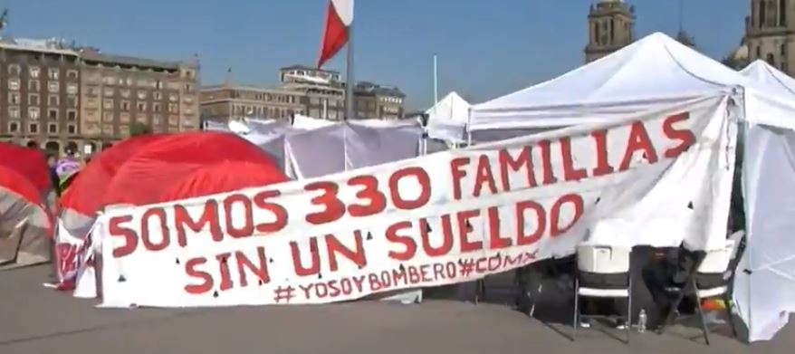 Bomberos mantienen plantón en Zócalo