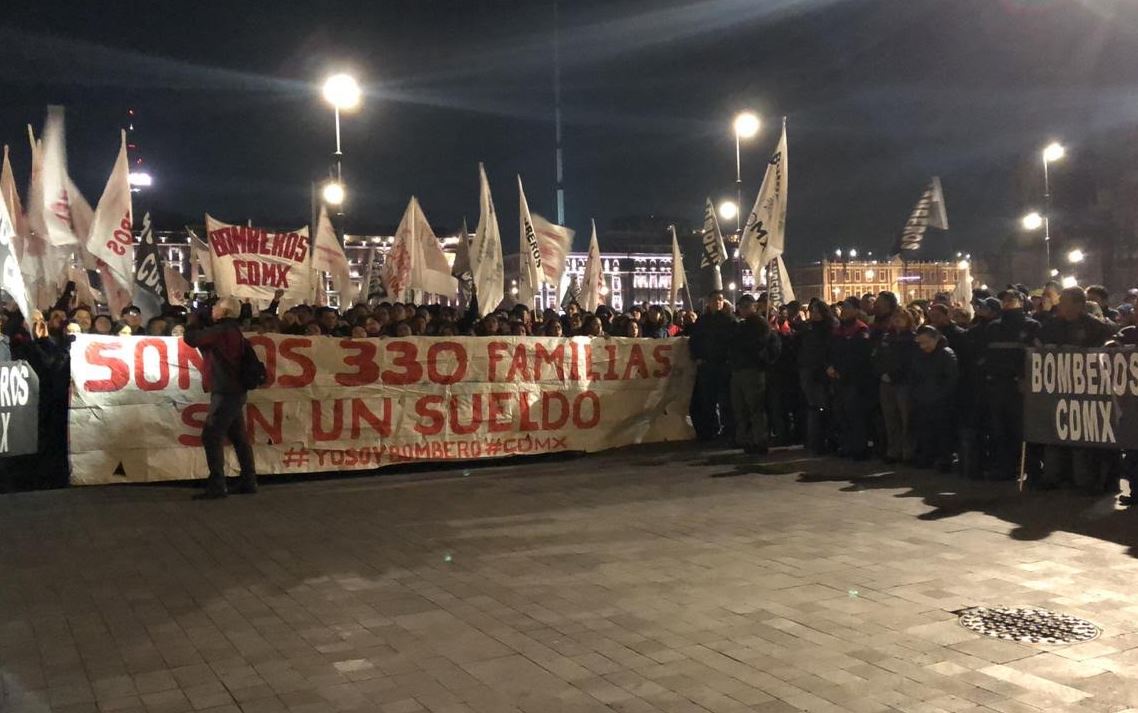 Bomberos y trabajadores del gobierno se manifiestan en Zócalo CDMX