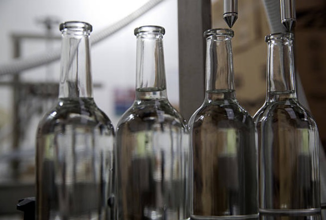 Foto: Colocan botellas debajo de una máquina de llenado de mezcal en Oaxaca 23 de enero de 2019 (Getty Images)