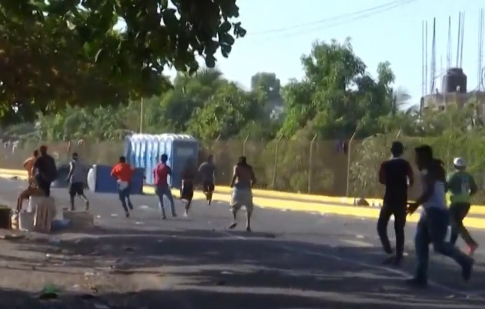 Migrantes centroamericanos expulsados de Guatemala se refugian en México