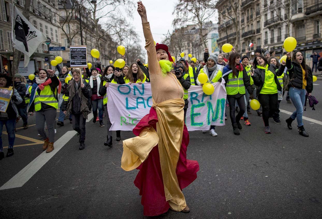 'Chalecos amarillos' piden a franceses retirar dinero de bancos