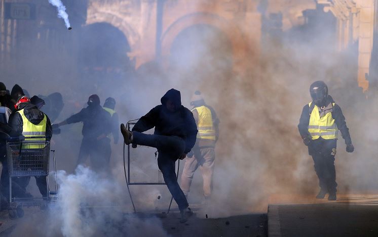 Se enfrentan policías y 'chalecos amarillos' en Francia