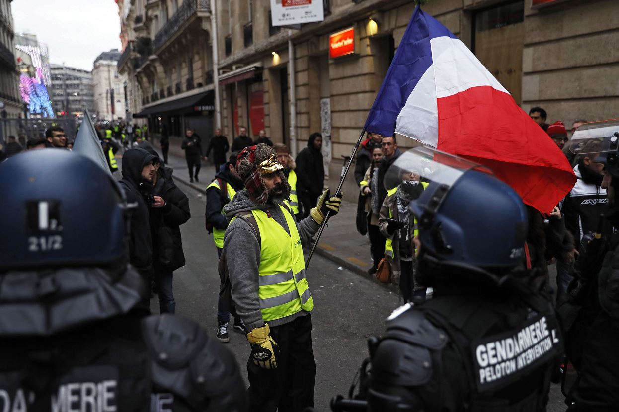 Francia endurece su posición contra 'chalecos amarillos'