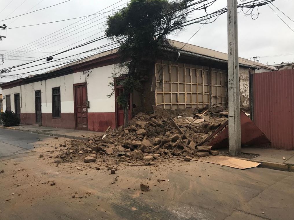 Mueren dos personas por sismo de magnitud 6.7 en Chile