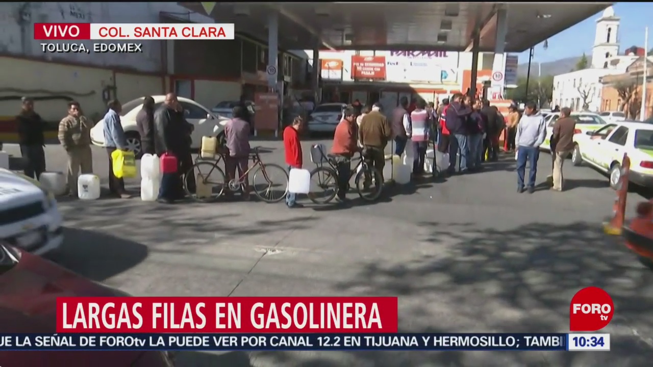 Ciudadanos hacen fila, sin auto, para comprar gasolina en Toluca