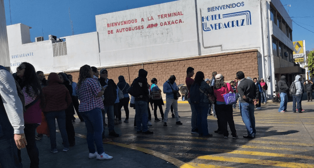 CNTE bloquea terminal de autobuses en Oaxaca
