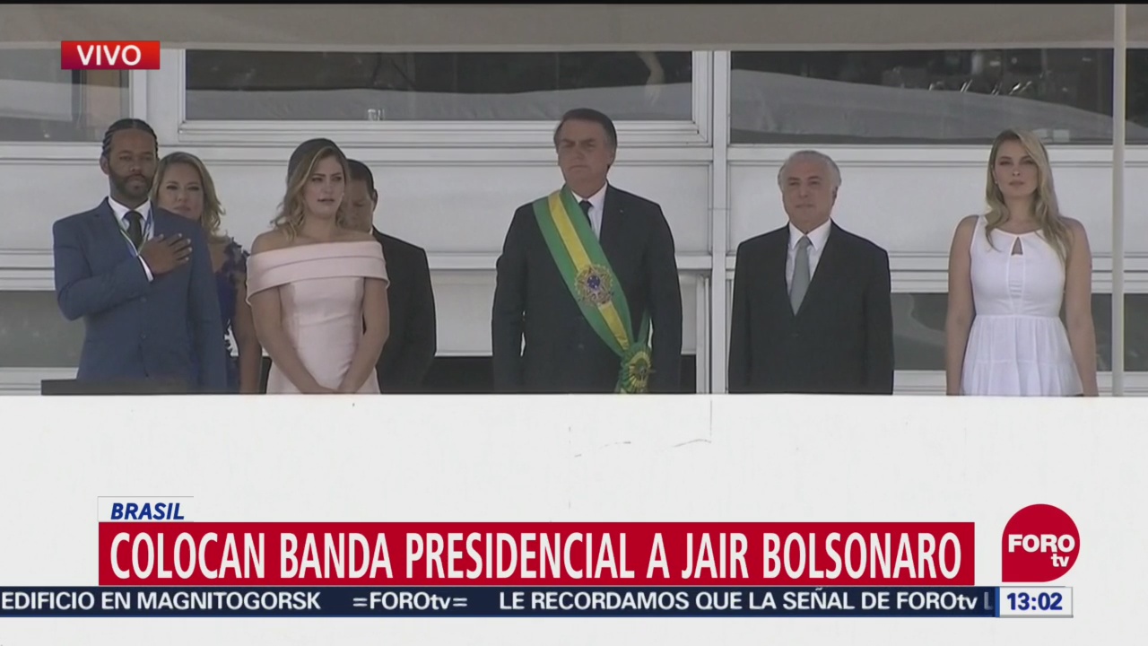 Colocan banda presidencial a Jair Bolsonaro