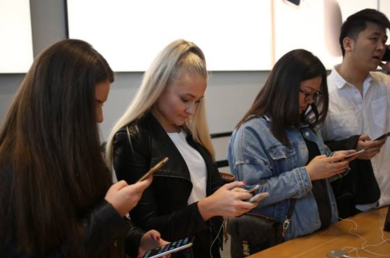 Foto: Varios jóvenes acuden a una tienda de teléfonos celulares en Manhattan, Nueva York, Estados Unidos, 28 de enero de 2019 (Getty Images)