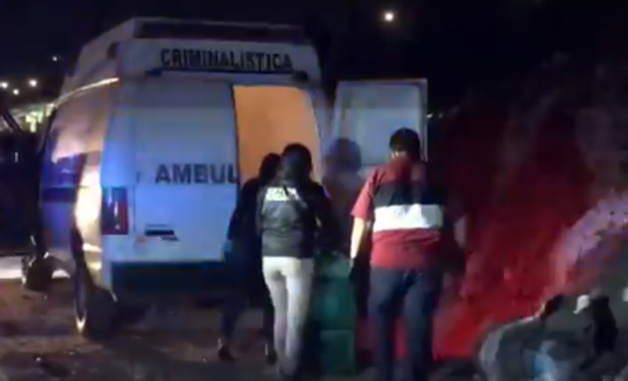 Foto: Encuentran el cuerpo de una mujer envuelto en una cobija, en Periférico y Bordo de Xochiaca, límites de CDMX y Edomex, enero 27 de 2019 (Twitter: @arturosierra1)