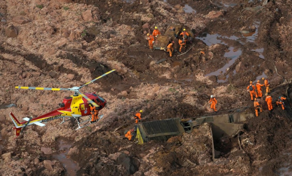 Foto: Equipo de rescate trabaja en una presa propiedad de la minera brasileña Vale SA en Brumadinho, Brasil, el 26 de enero de 2019 (Reuters)