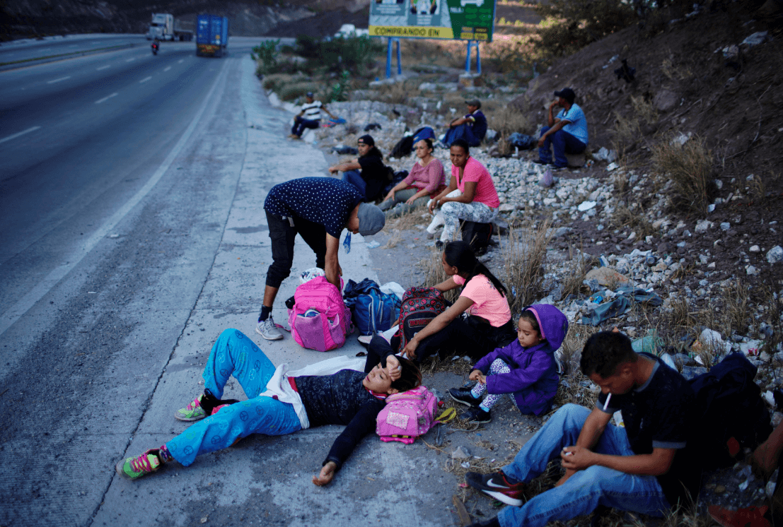 Descansan migrantes hondureños. (Reuters) 