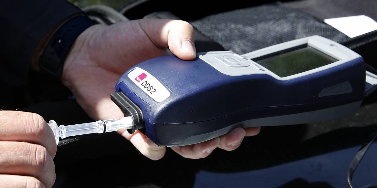 Dispositivo utilizado para detectar los cinco tipos de drogas en conductores a través de una prueba de saliva (GettyImages)