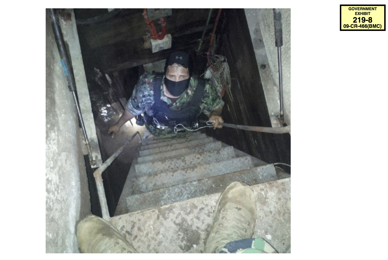 Foto de un agente de la DEA que baja por el túnel por el que escapó El Chapo en 2014