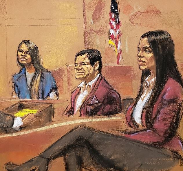 'El Chapo' apareció frente a la Corte Federal de Brooklyn con el mismo saco aterciopelado de burdeos que su esposa, Emma Coronel, ante la sorpresa de los presentes (Jane Rosenberg)