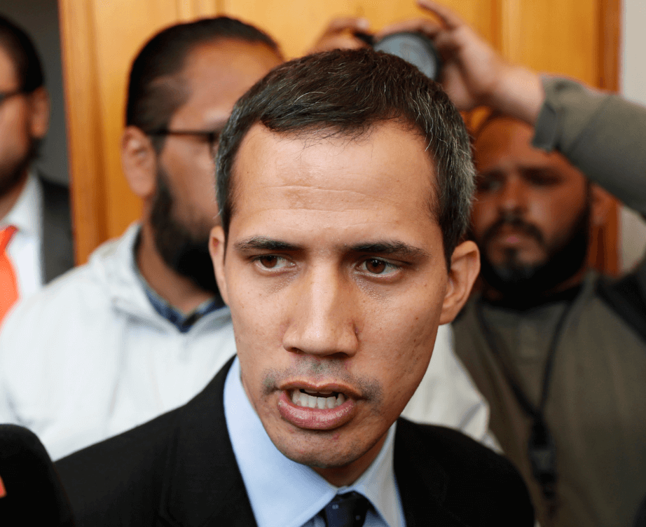 Fiscalía de Venezuela pide prohibir a Guaidó salir del país