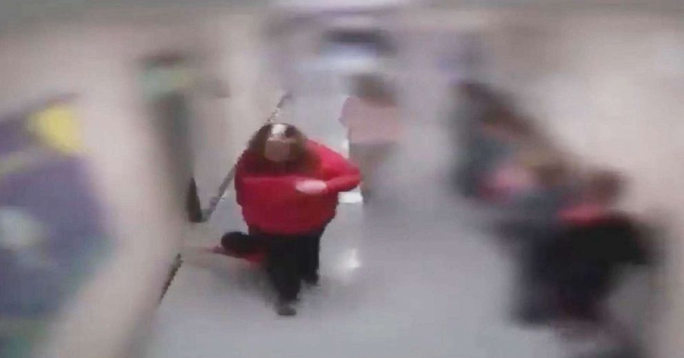 En el video, la maestra Tina Abrams aparece arrastrando al niño Alan Jackson por el pasillo frente a una fila de estudiantes (WCHS)