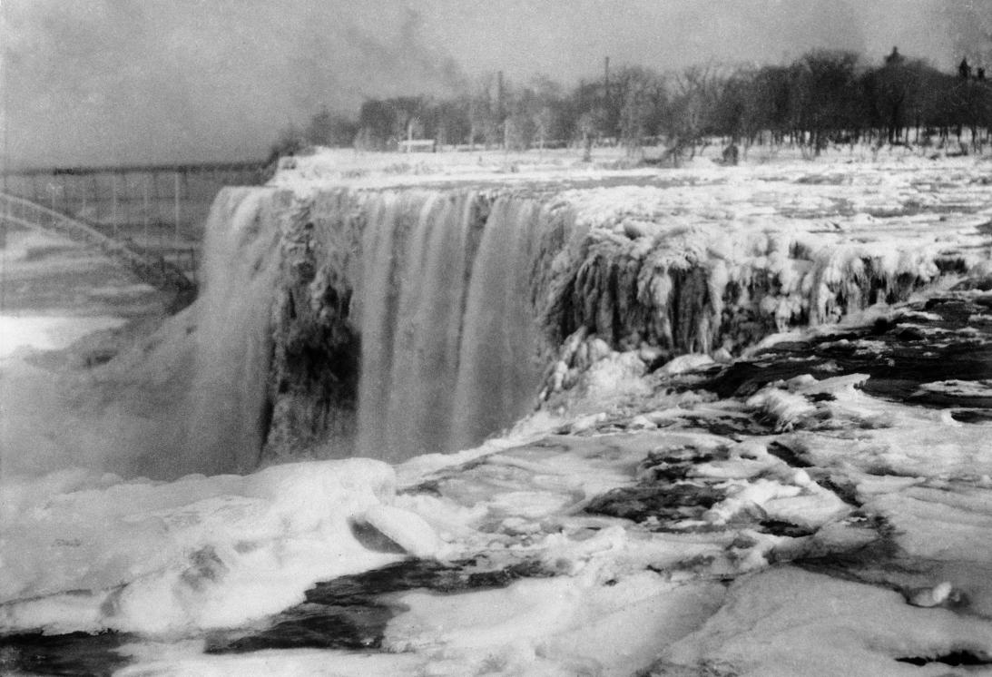 En esta fotografía de 1920, se aprecia la superficie de hielo en algunos puntos del río y las espigas de hielo en algunas zonas donde ebía caer el agua (AP Images Archivo)