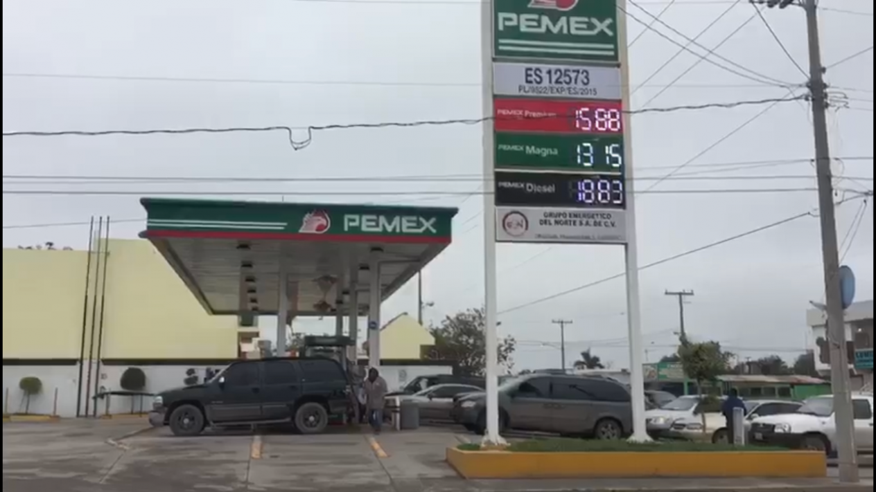En esta imagen, una gasolinera en Nuevo Laredo, Tamaulipas, ofrece gasolina de bajo octanaje (Magna) en 13.15 pesos mexicanos (El Financiero)