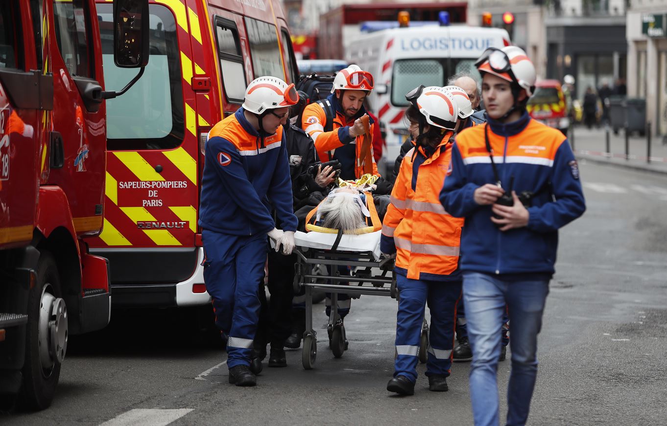 Suman tres muertos por explosión de panadería en París